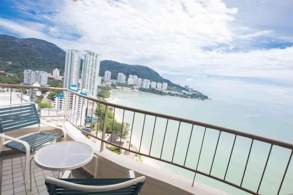 Rainbow Paradise Beachfront Penang Tanjung Bungah  Exteriör bild